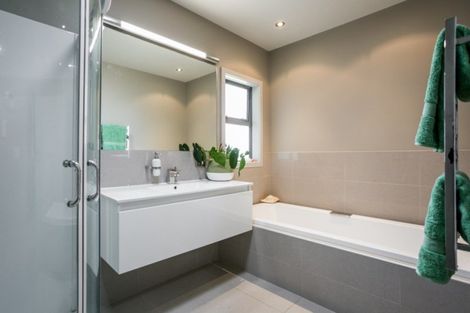 Photo of property in 18 Oak Place, Poraiti, Napier, 4112