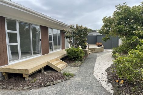 Photo of property in 24 Walton Street, Red Beach, 0932