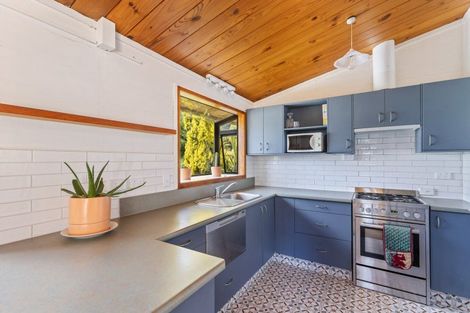 Photo of property in 13 Lindaver Grove, Merrilands, New Plymouth, 4312