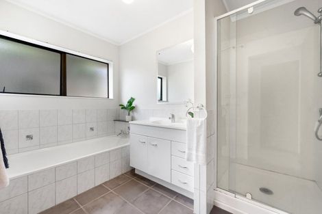 Photo of property in 57 Dalwhinnie Parade, Highland Park, Auckland, 2010