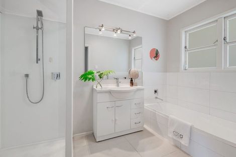 Photo of property in 1/52 Sunnynook Road, Sunnynook, Auckland, 0620