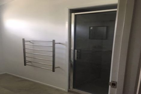 Photo of property in 2/29 Sealy Road, Torbay, Auckland, 0630