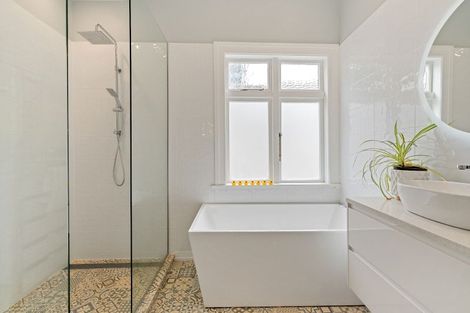 Photo of property in 210 Oriental Parade, Oriental Bay, Wellington, 6011