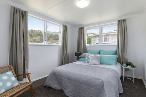 Photo of property in 35 Hanson Grove, Stokes Valley, Lower Hutt, 5019