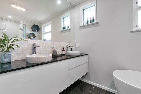 Photo of property in 43 Maude Street, Riverhead, 0820