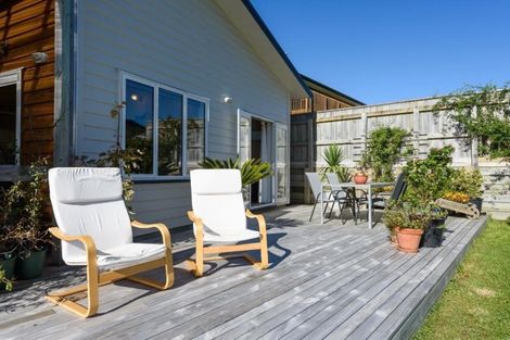Photo of property in 16 James Nairn Grove, Riverstone Terraces, Upper Hutt, 5018