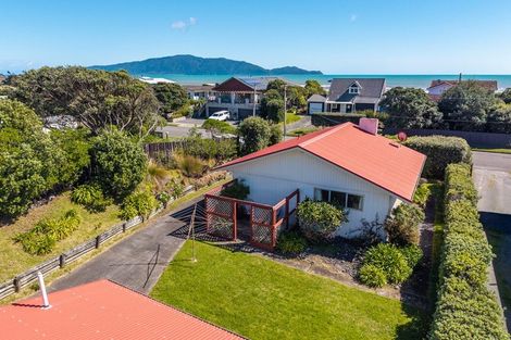Photo of property in 96 Field Way, Waikanae Beach, Waikanae, 5036