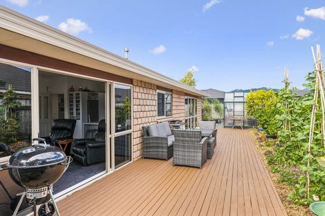 Photo of property in 35 Holcombe Drive, Paraparaumu, 5032