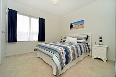 Photo of property in 5 Leatham Crescent, Opaheke, Papakura, 2113