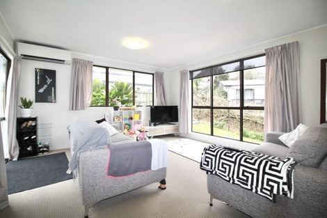 Photo of property in 1/8 Louise Place, West Harbour, Auckland, 0618