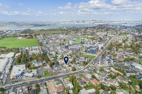 Photo of property in 2/56 Northcote Road, Northcote, Auckland, 0627