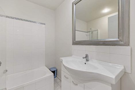 Photo of property in 10/69 Target Road, Totara Vale, Auckland, 0629