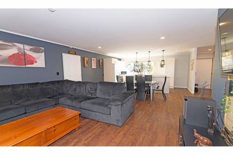 Photo of property in 3 Neta Grove, Henderson, Auckland, 0612