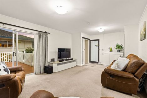 Photo of property in 2/4 Osmond Court, Sunnyvale, Auckland, 0612