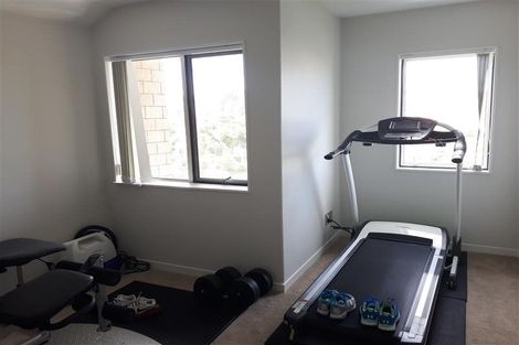 Photo of property in 16 Sohlue Place, Oteha, Auckland, 0632