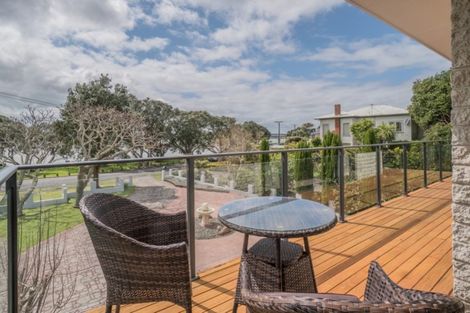 Photo of property in 27 Kiwi Esplanade, Mangere Bridge, Auckland, 2022