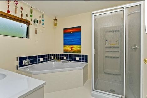 Photo of property in 2/142 Sunset Road, Unsworth Heights, Auckland, 0632