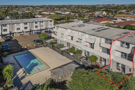 Photo of property in 8/3 Riverside Road, Orewa, 0931