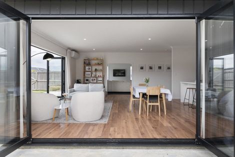 Photo of property in 18 Atlantic Drive, Fitzherbert, Palmerston North, 4410