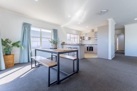 Photo of property in 15 Balmerino Grove, Waikanae, 5036