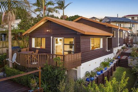 Photo of property in 2/23 Gwenand Place, Botany Downs, Auckland, 2010