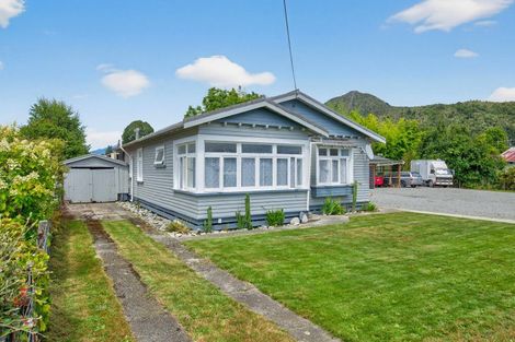 Photo of property in 12 Hampden Street, Murchison, 7007