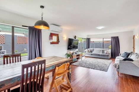 Photo of property in 3/98 Roberts Road, Te Atatu South, Auckland, 0610