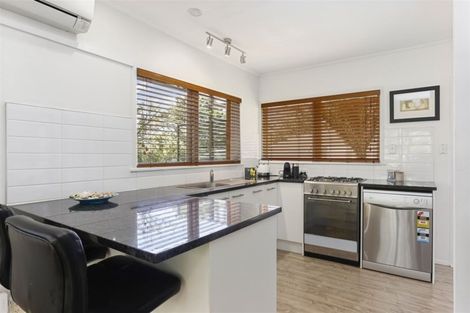 Photo of property in 2/18 Windy Ridge Road, Glenfield, Auckland, 0629