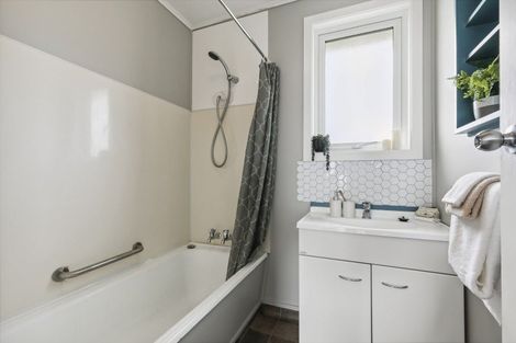 Photo of property in 6/55 Apu Crescent, Lyall Bay, Wellington, 6022