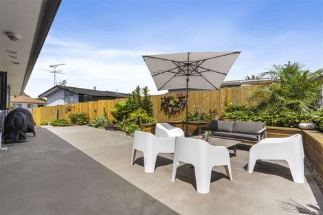 Photo of property in 2 Towra Place, Botany Downs, Auckland, 2010