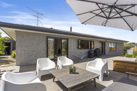 Photo of property in 2 Towra Place, Botany Downs, Auckland, 2010