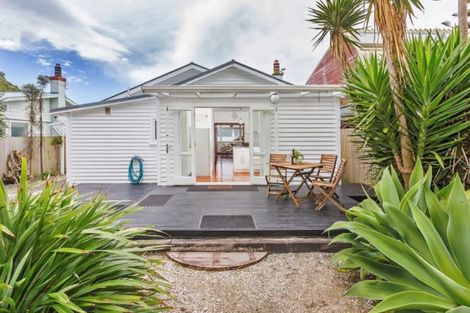 Photo of property in 117 Breaker Bay Road, Breaker Bay, Wellington, 6022