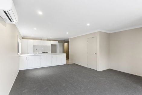 Photo of property in 16 Brindle Way, Newlands, Wellington, 6037