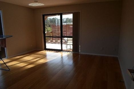 Photo of property in 20 Lakeridge Close, Northcross, Auckland, 0632