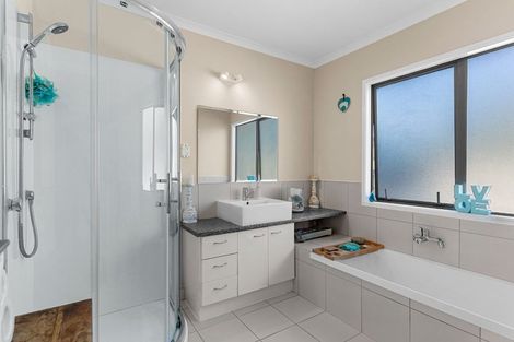 Photo of property in 11 Lupis Way, Kaiwaka, 0573