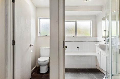 Photo of property in 2/8 Selwyn Crescent, Forrest Hill, Auckland, 0620