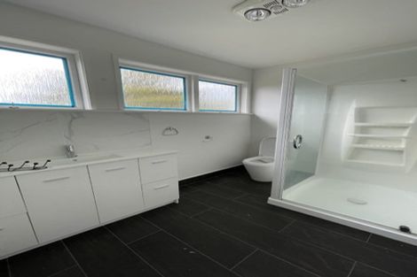 Photo of property in 372 Glenfield Road, Glenfield, Auckland, 0629