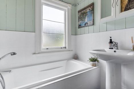 Photo of property in 140 Coronation Road, Mangere Bridge, Auckland, 2022