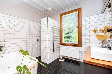 Photo of property in 16 Brewster Street, Bluff Hill, Napier, 4110