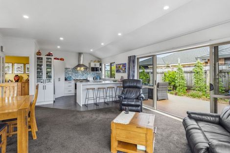 Photo of property in 35 Holcombe Drive, Paraparaumu, 5032