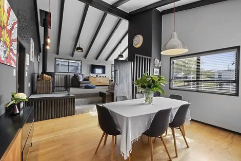 Photo of property in 18 Mayfair Place, Westown, New Plymouth, 4310