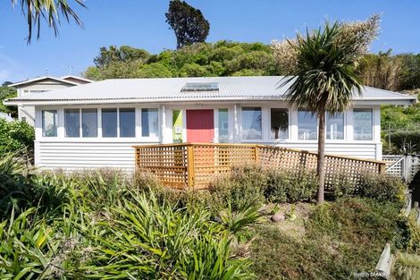 Photo of property in 124 Queens Drive, Lyall Bay, Wellington, 6022