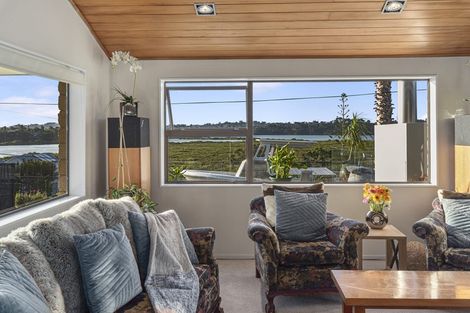 Photo of property in 11 The Terrace, Herald Island, Auckland, 0618