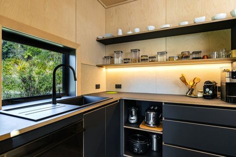 Photo of property in 2 Whaitere Place, Waikawa, Picton, 7220