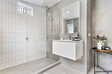 Photo of property in 7 Fairfax Avenue, Northcote, Auckland, 0627