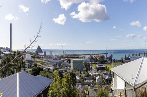 Photo of property in 15 Weston Street, Moturoa, New Plymouth, 4310