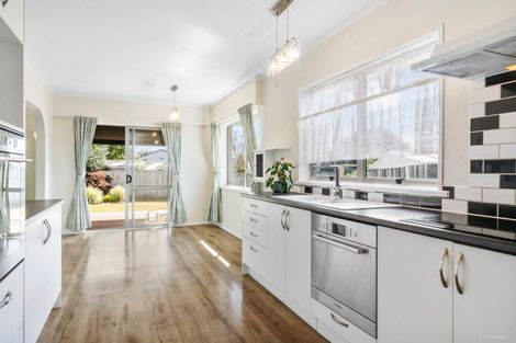 Photo of property in 4 Azalea Place, Waiuku, 2123