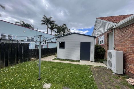 Photo of property in 25 Queensway, Three Kings, Auckland, 1024