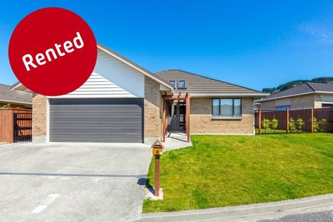 Photo of property in 6 Mcewen Crescent, Riverstone Terraces, Upper Hutt, 5018