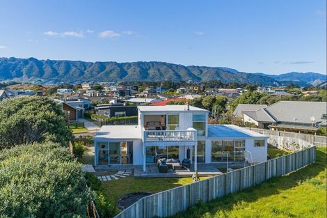 Photo of property in 7 Olliver Grove, Waikanae Beach, Waikanae, 5036